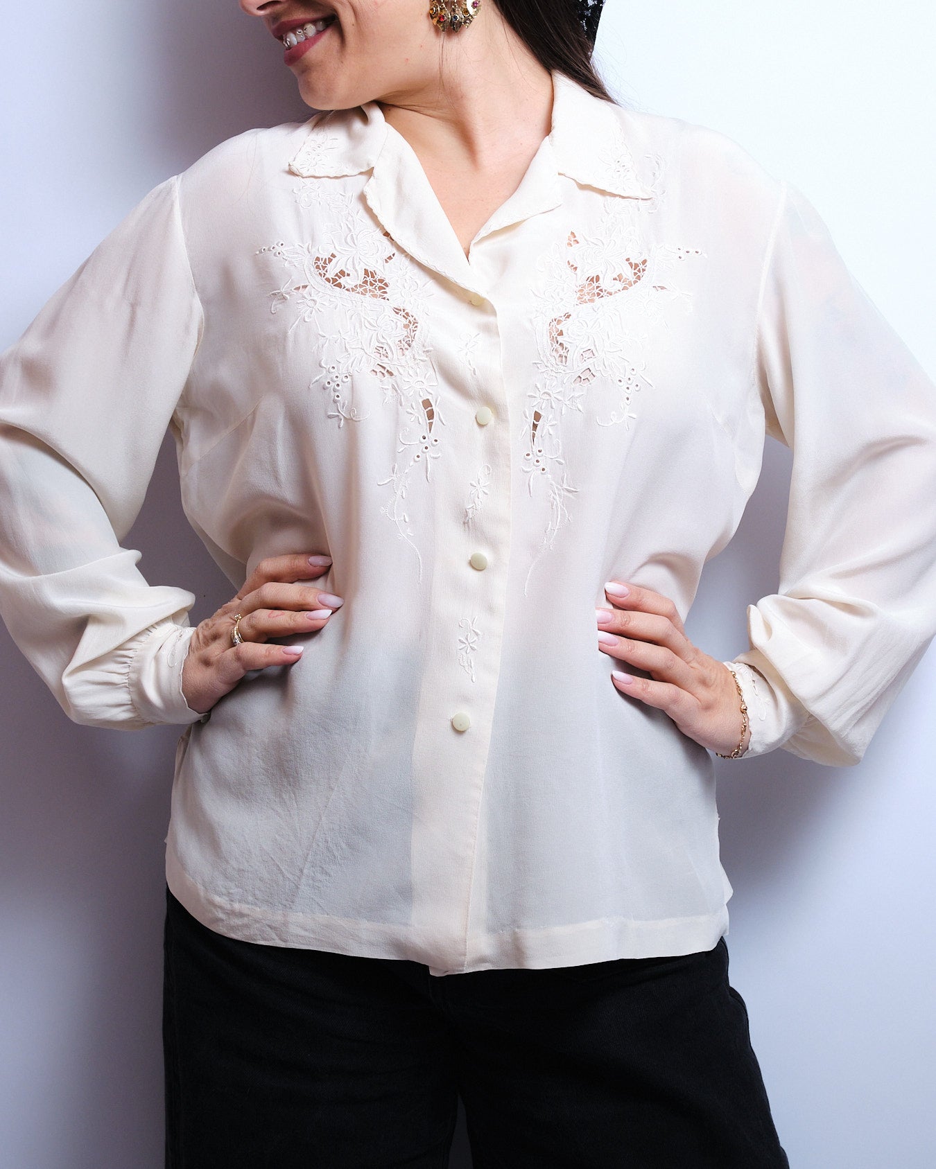 Chemisier vintage en soie brodée – fin 70s / début 80s