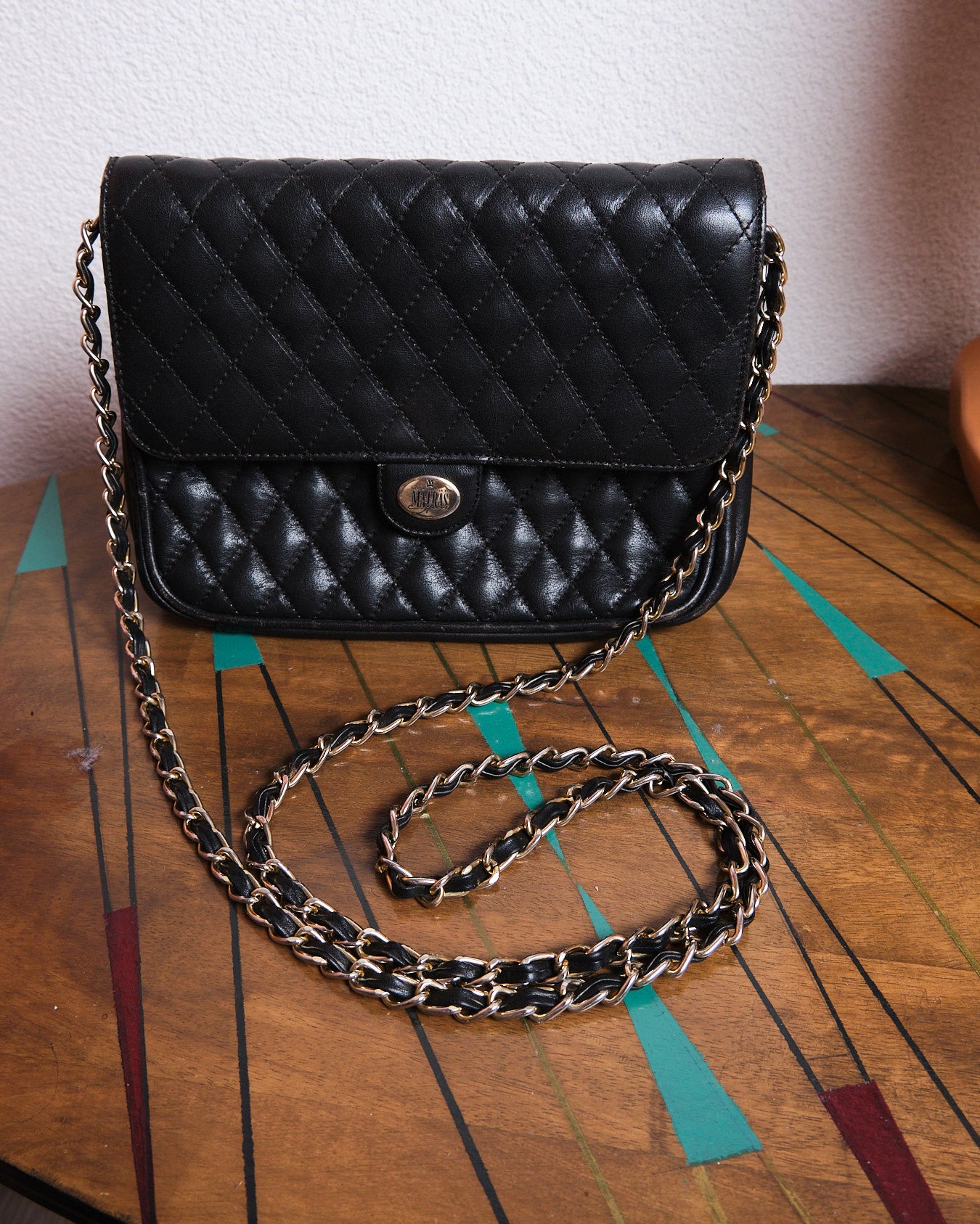 Sac matelassé vintage noir à chaîne dorée — esprit iconique années 80/90