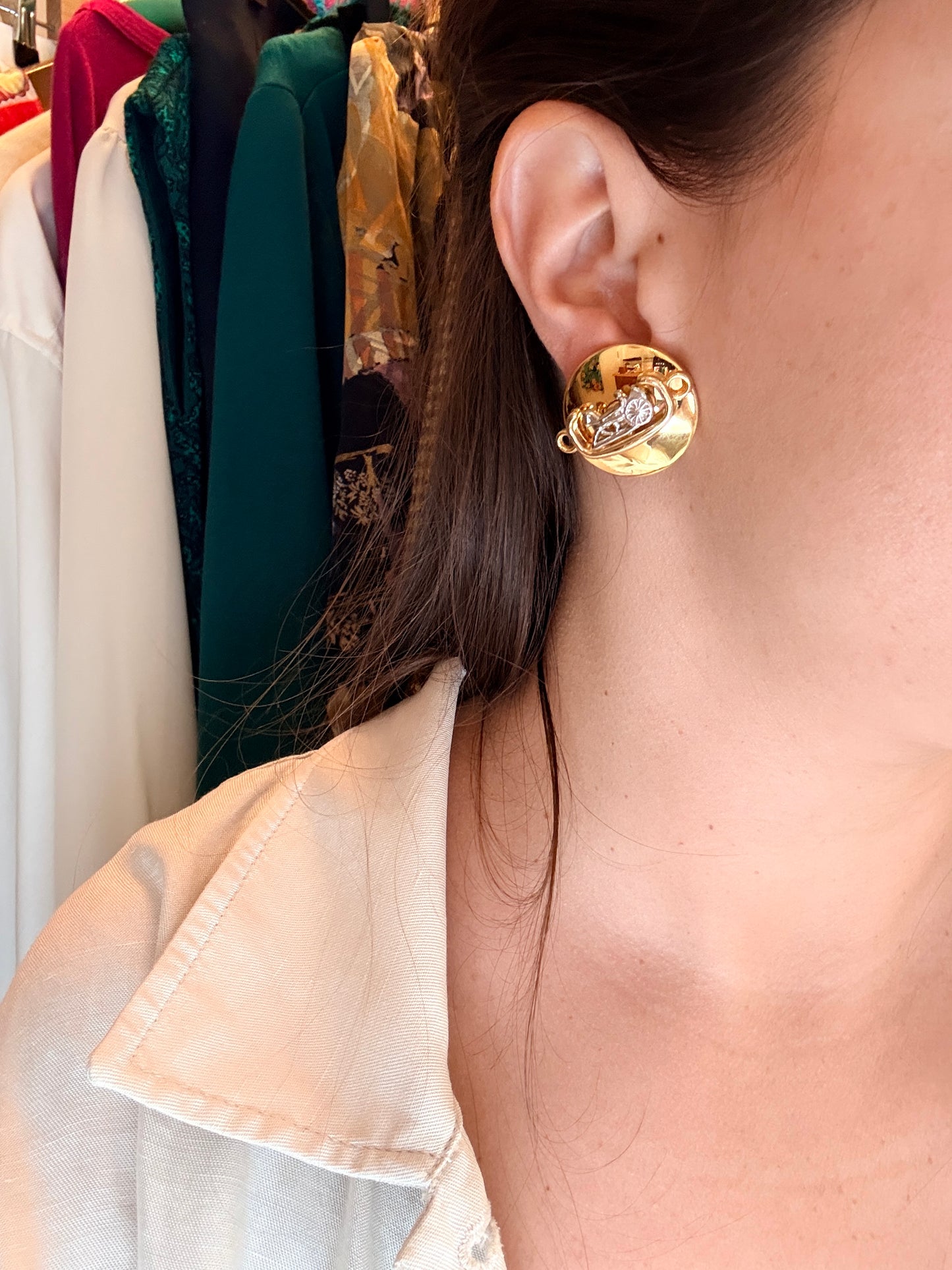 Boucles d’oreilles vintage motif char antique doré et argenté