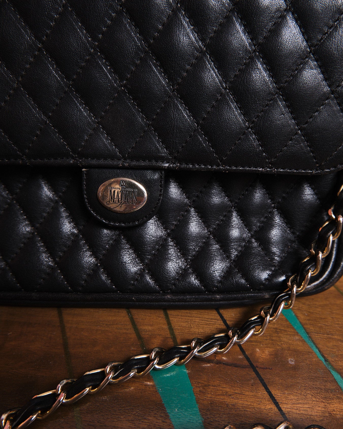 Sac matelassé vintage noir à chaîne dorée — esprit iconique années 80/90