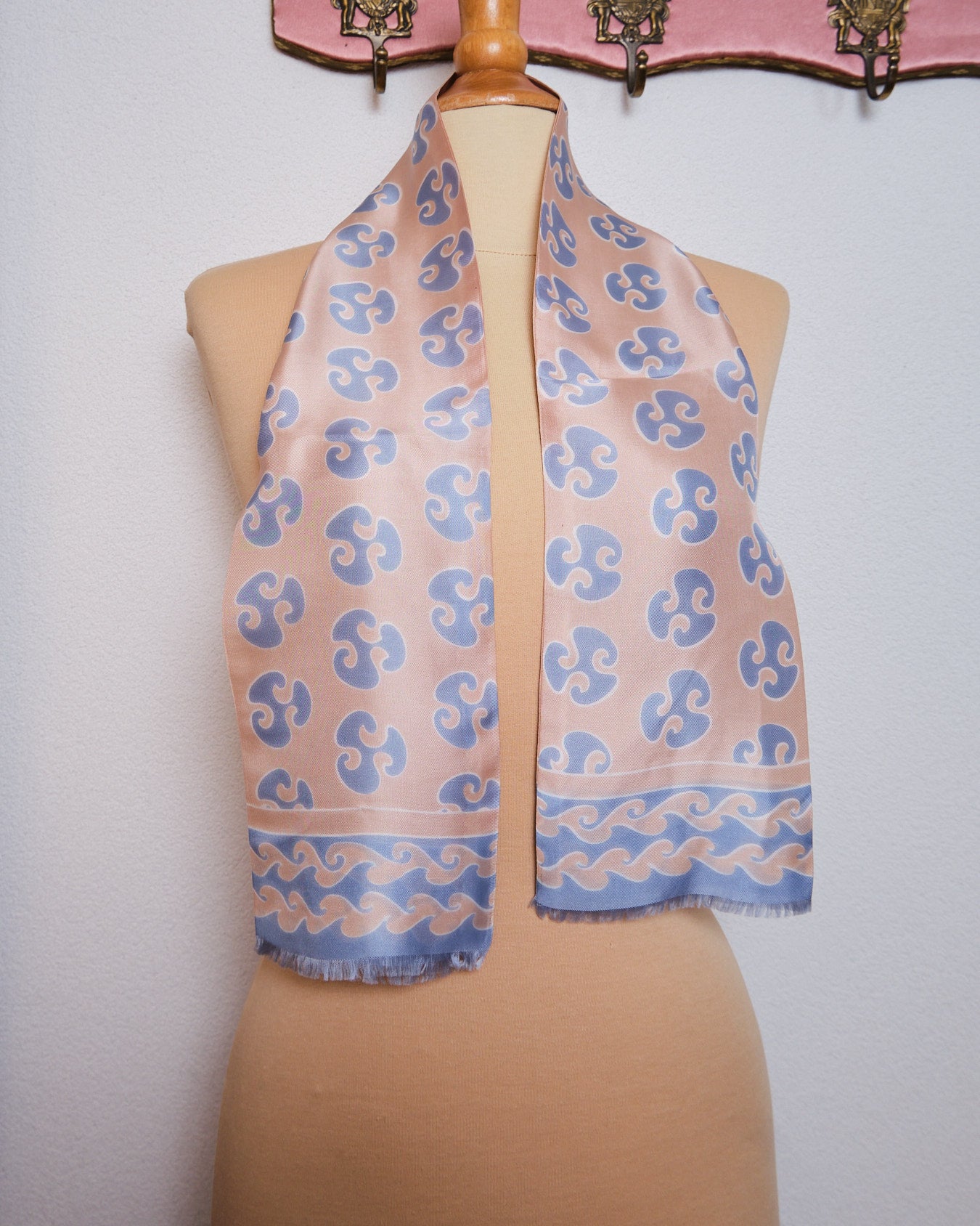 Grand foulard vintage en polyester satiné