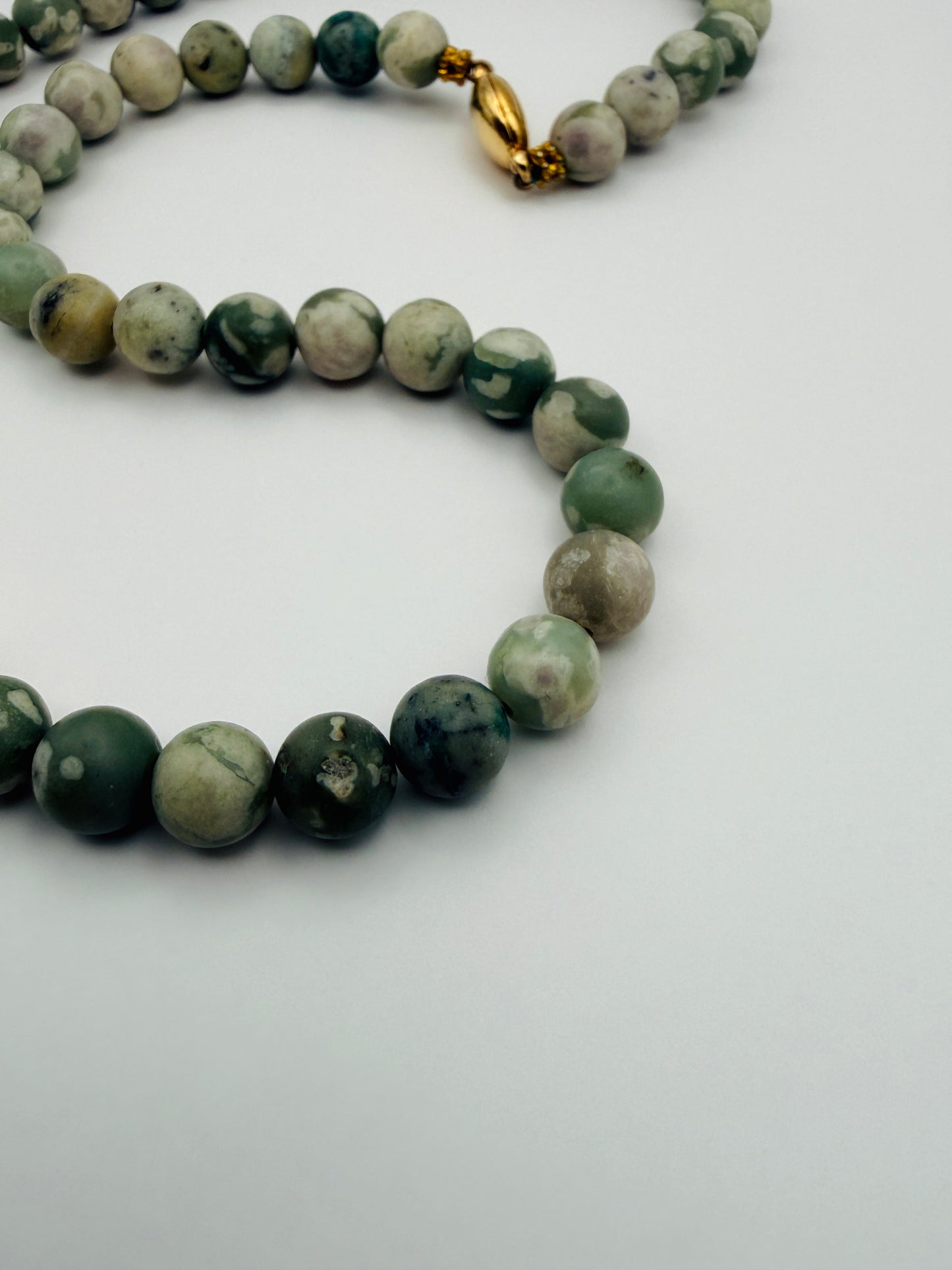 Collier vintage en pierres naturelles et véritables perles d’eau douce
