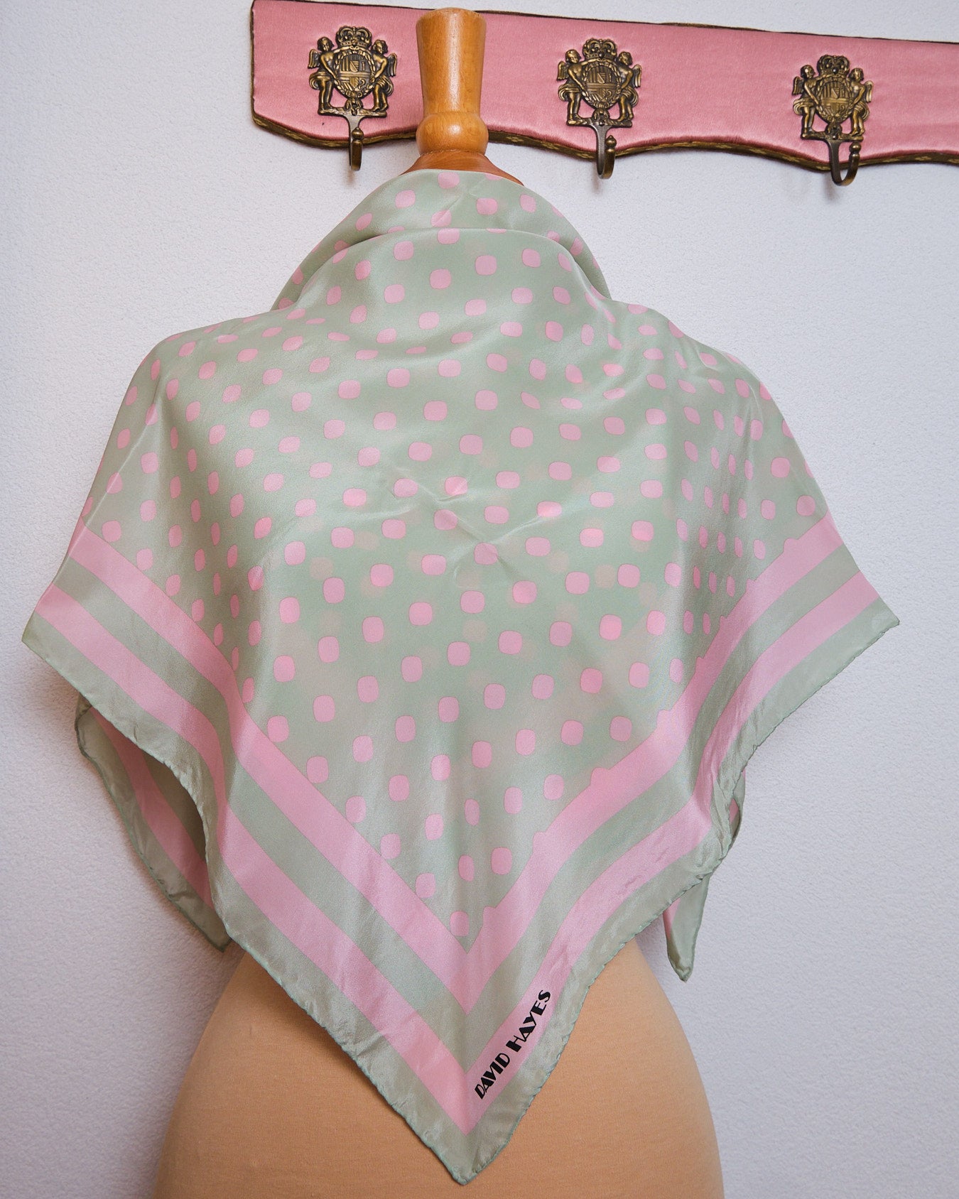 Grand foulard vintage en soie signé David Hayes