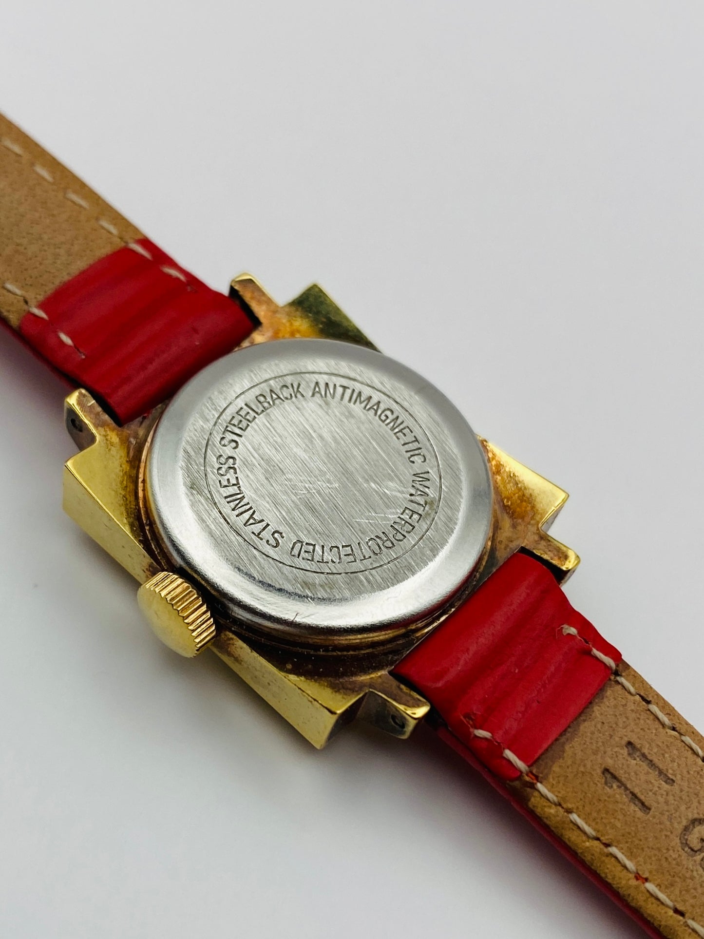 Montre vintage mécanique – New Old Stock – Bracelet Fendi en cuir neuf