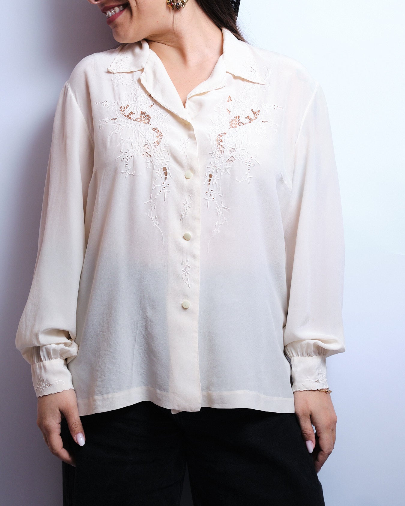 Chemisier vintage en soie brodée – fin 70s / début 80s