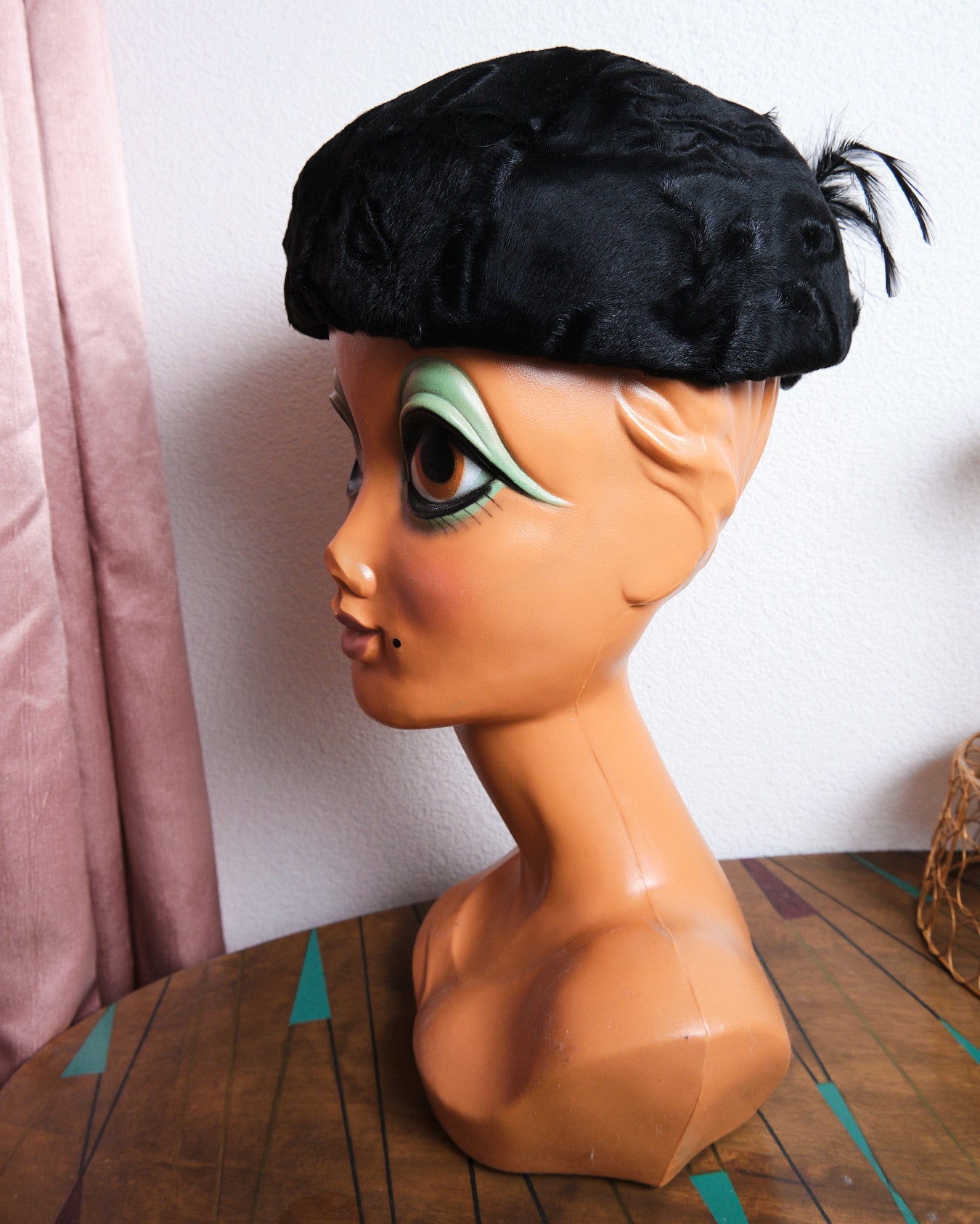 Bibi vintage noir en astrakan et plumes « Au tigre royal Vevey »