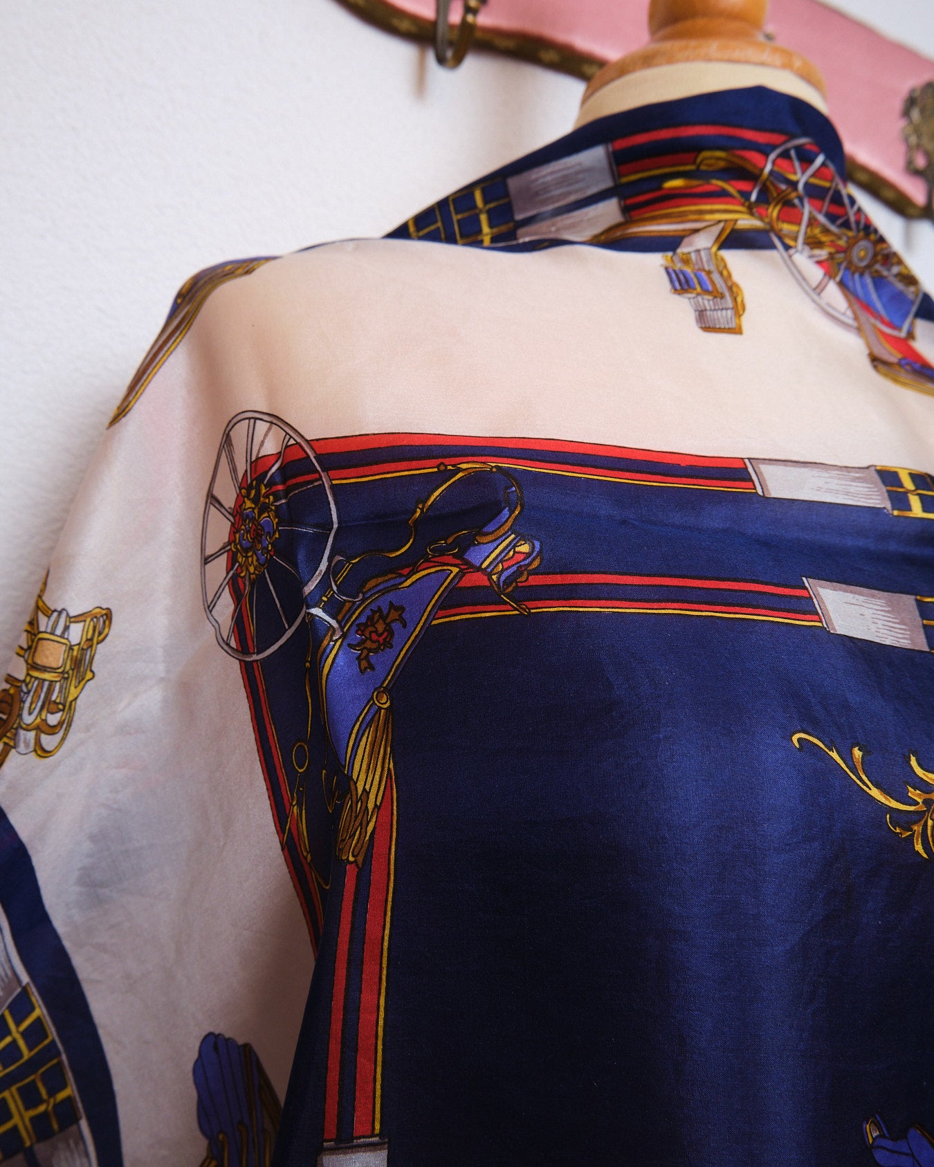Grand foulard vintage en polyester satiné