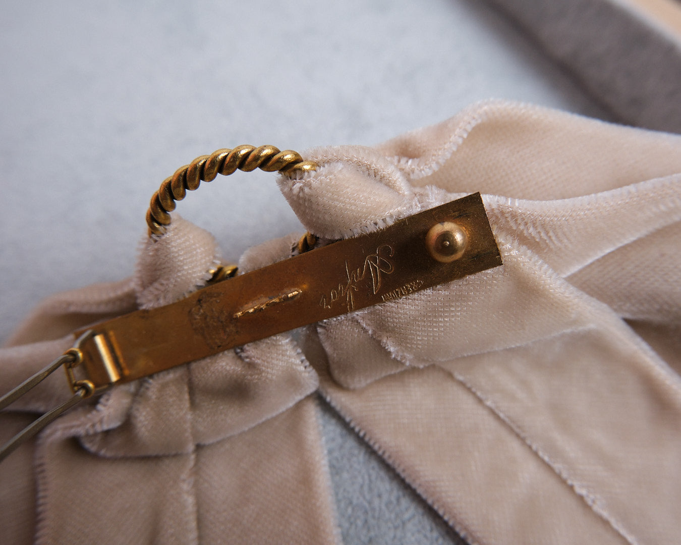 Barrette vintage en velours beige signée Arifior Creazioni