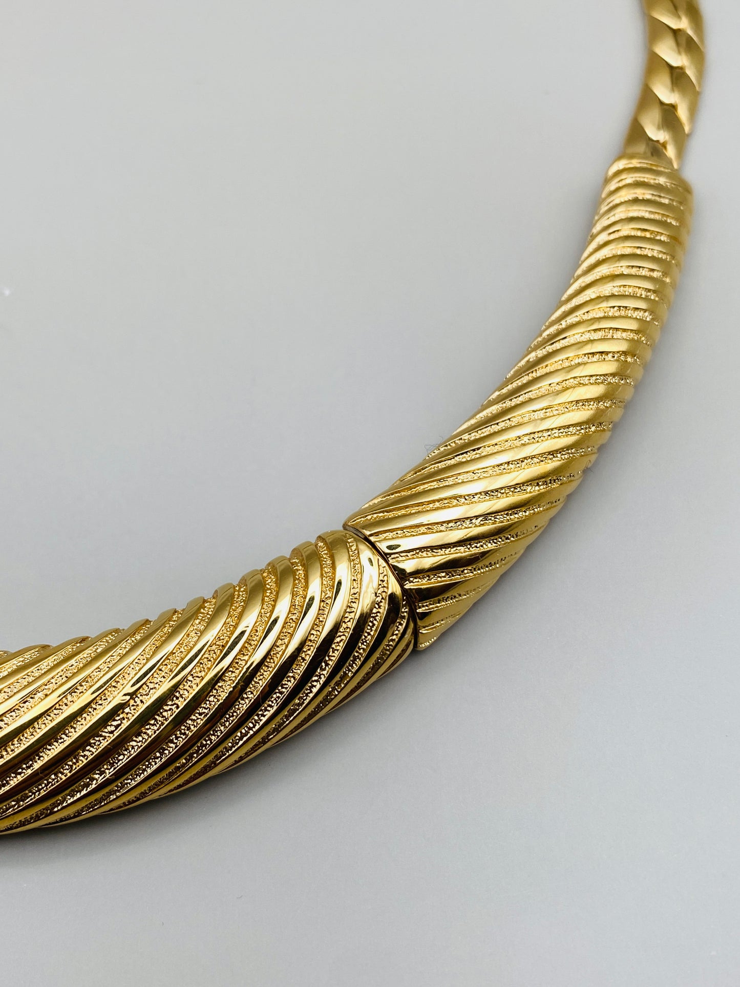 Collier Pierre Lang vintage – plastron doré texturé