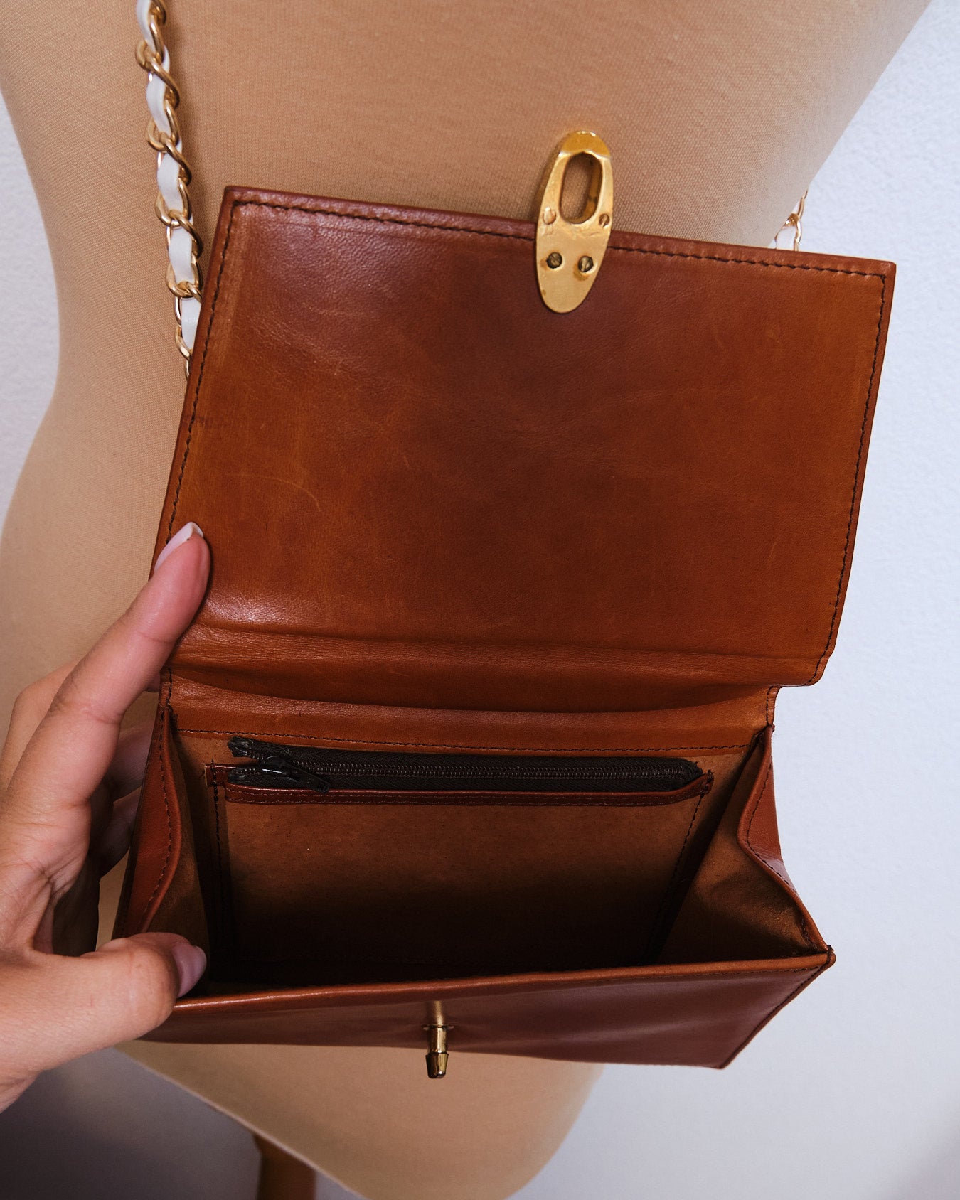 Sac vintage structuré en cuir cognac — années 60/70