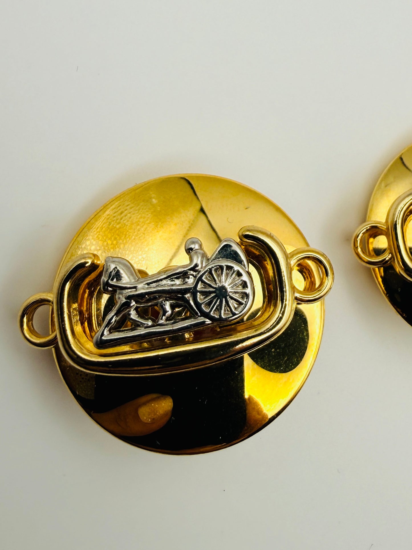 Boucles d’oreilles vintage motif char antique doré et argenté
