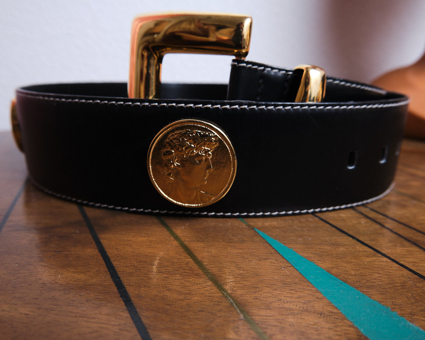 Ceinture Escada vintage en cuir noir et métal doré — Made in Western Germany