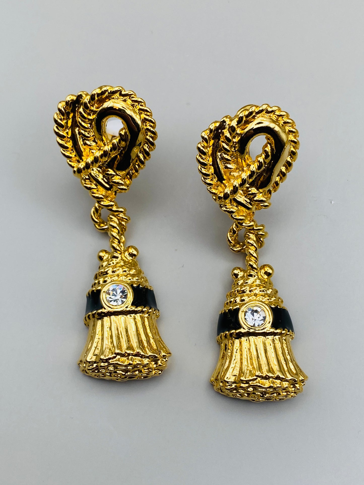 Boucles d’oreilles vintage IVANA – Pompons dorés sculptés, émail noir & strass (années 80, deadstock)