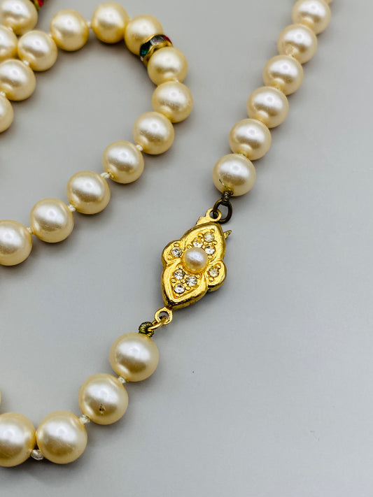 Collier vintage de perles fantaisie crème – fermoir décoratif fleur