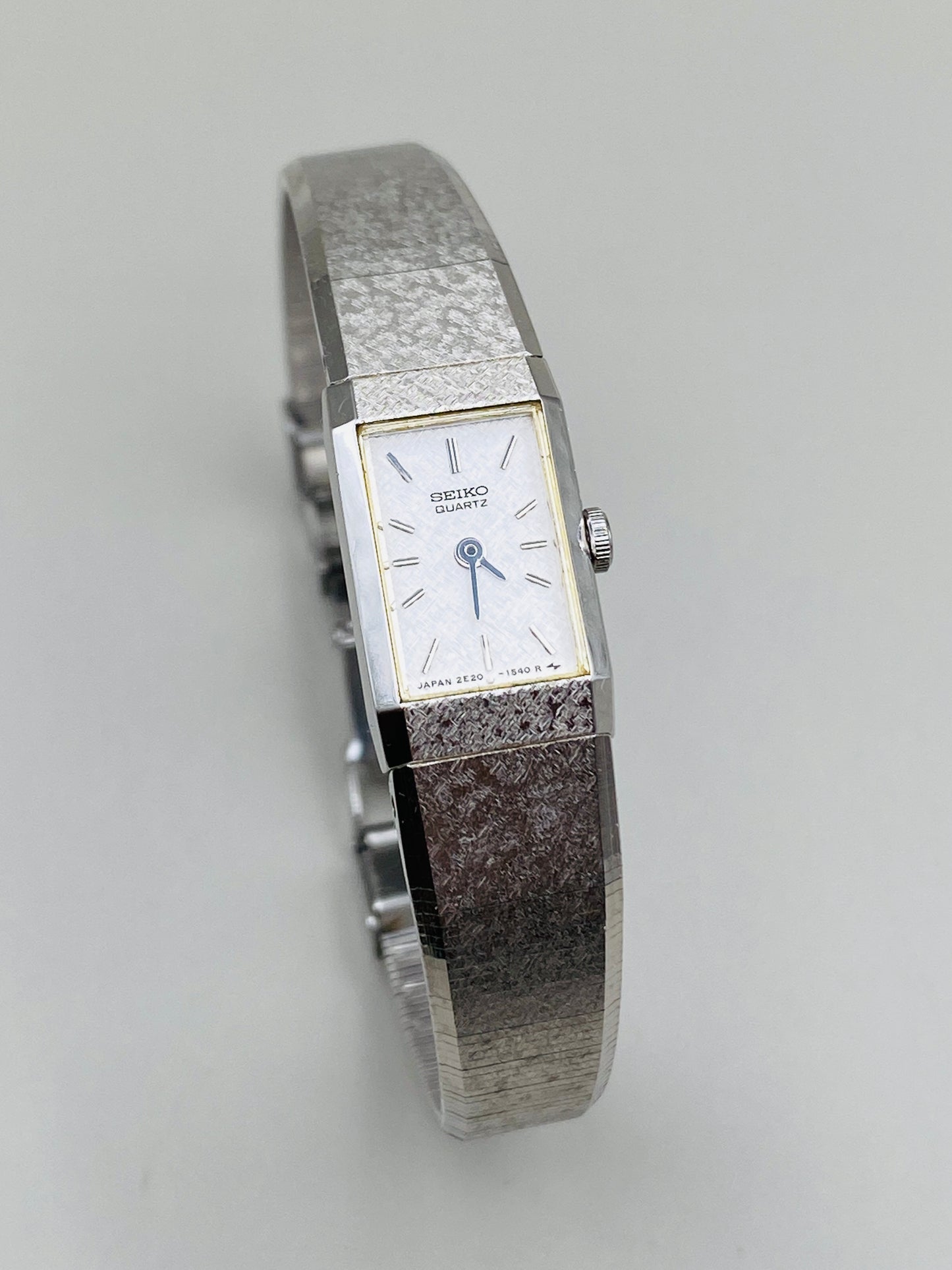 Montre mini Seiko Vintage Rectangulaire – Minimalisme 90s