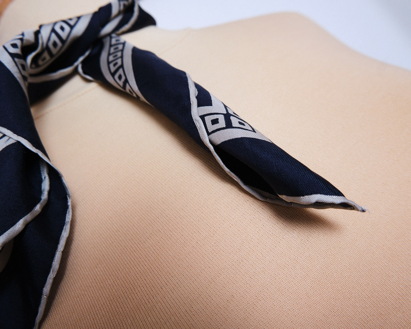 Petit foulard vintage en soie bleu marine profond