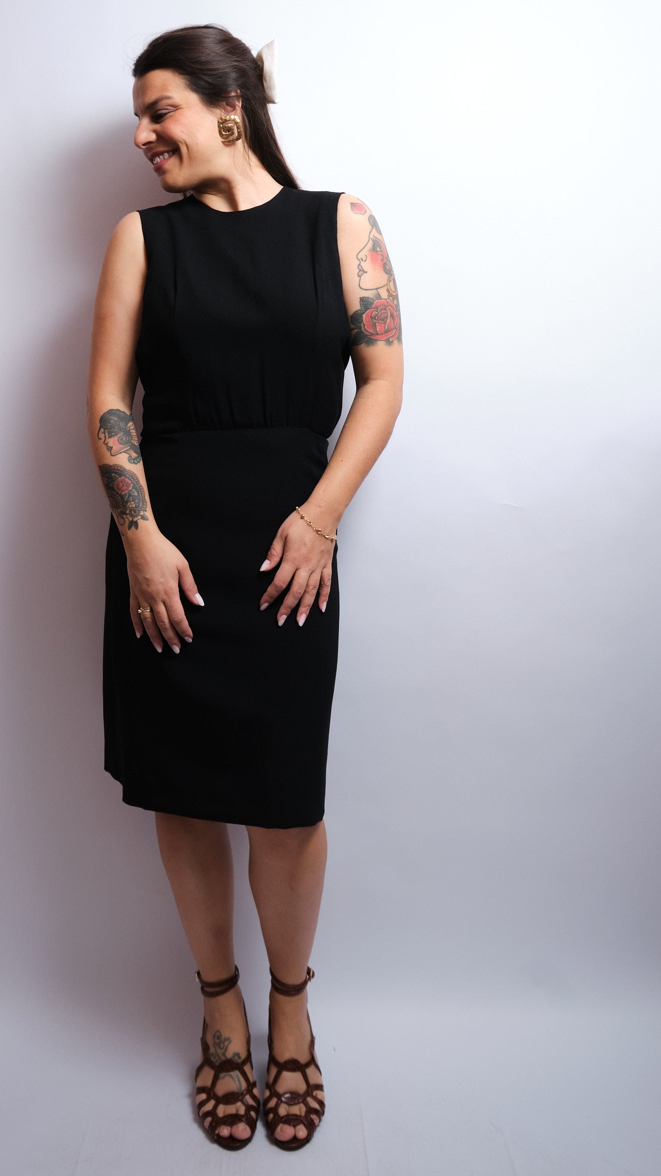 Robe vintage noire en Soie 70s – dos boutonné, pièce artisanale élégante