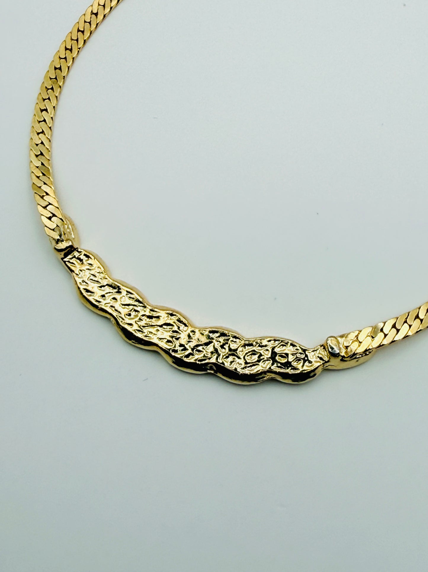 Collier vintage doré à mailles chevrons et émaux noir & ivoire