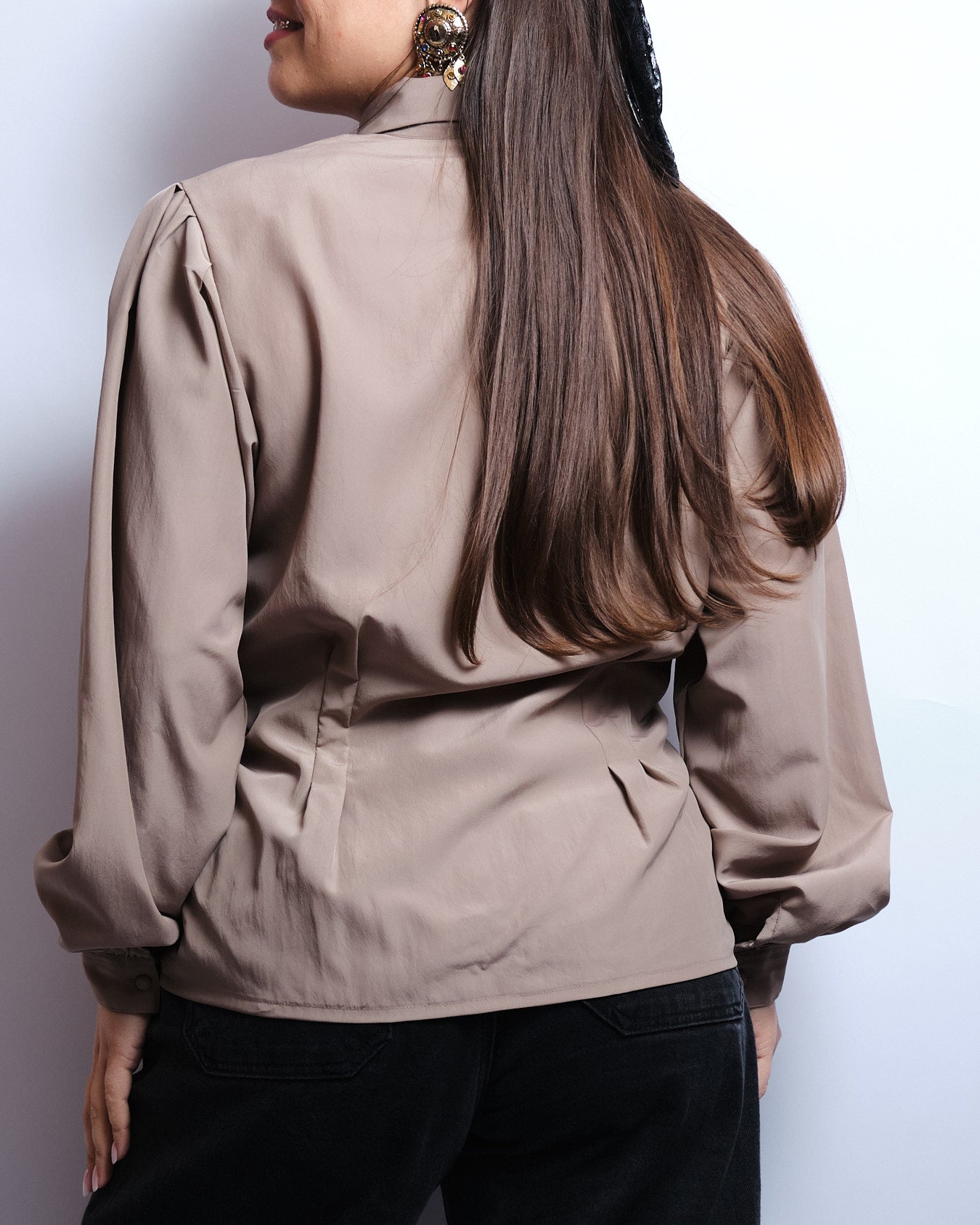 Chemisier vintage H&M – élégance minimaliste et lavallière douce