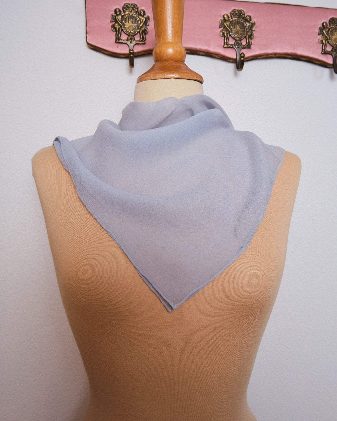 Foulard vintage en crêpe de soie bleu ciel pâle