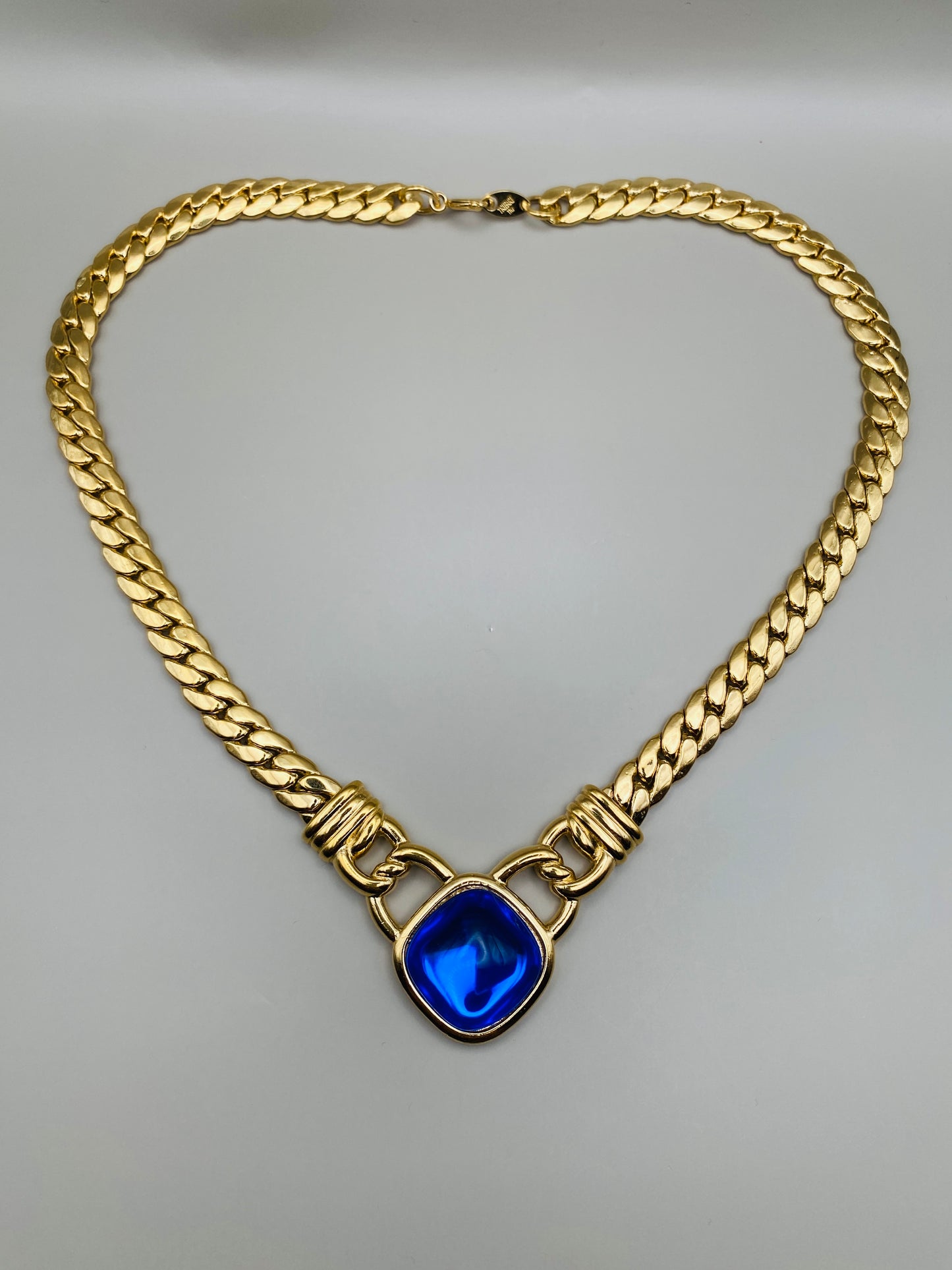 Ensemble vintage Trifari – Collier & boucles d’oreilles, bleu cobalt neuf