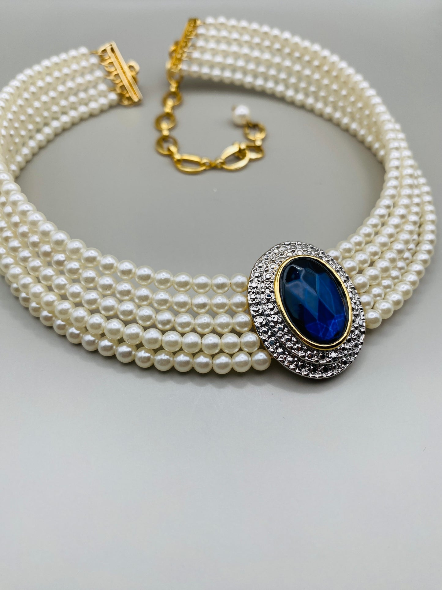 Collier vintage multi-rangs de perles fantaisie en plastique – cabochon bleu nuit