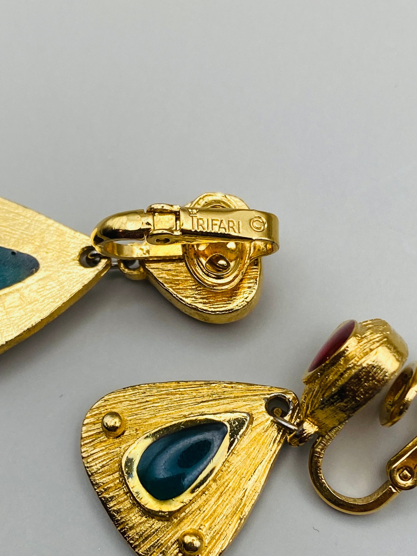 Ensemble vintage Trifari – Collier plastron & boucles d’oreilles, cabochons rouge rubis & vert émeraude (neuf)