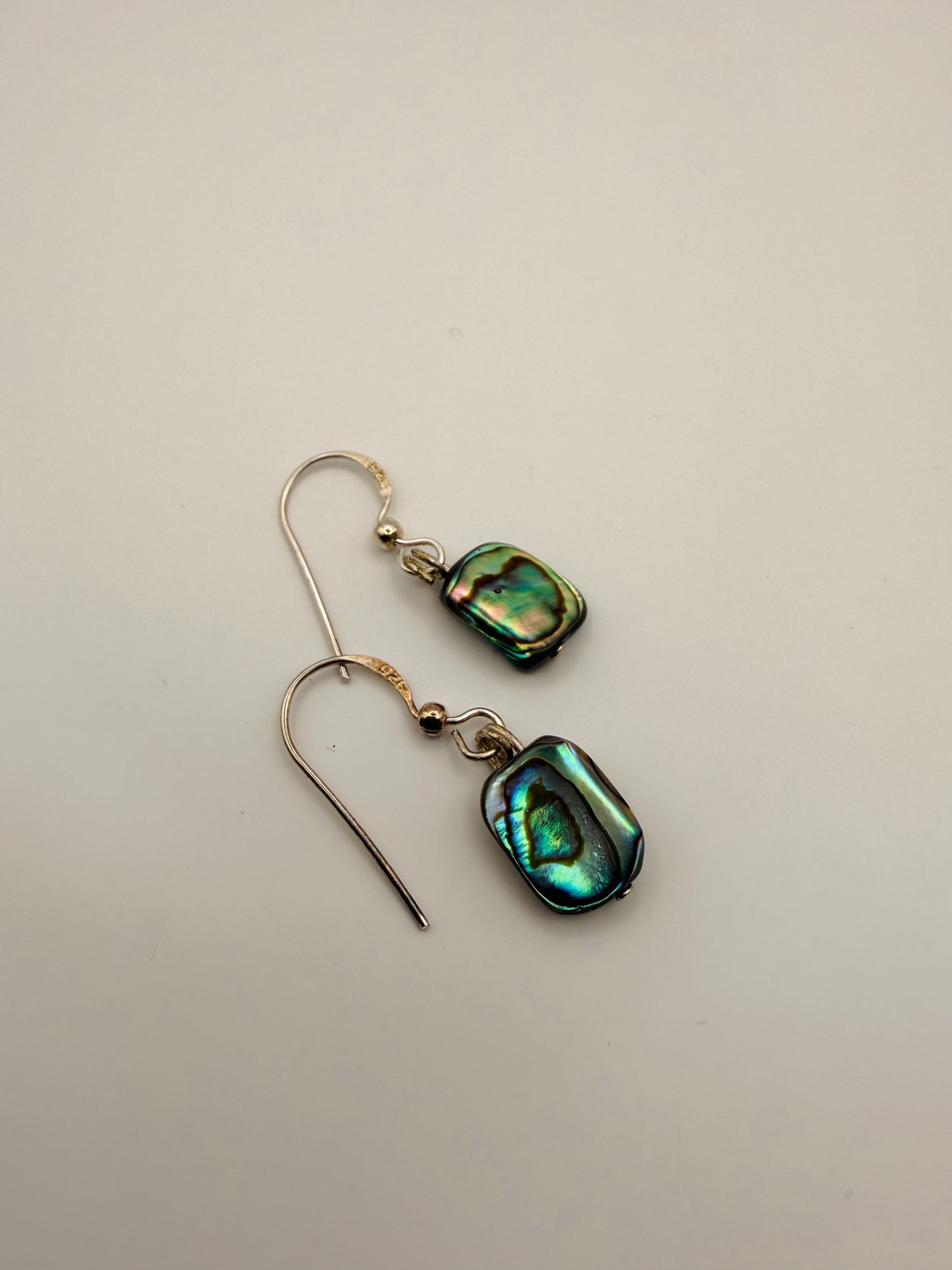 Boucles d’oreilles vintage en nacre irisée