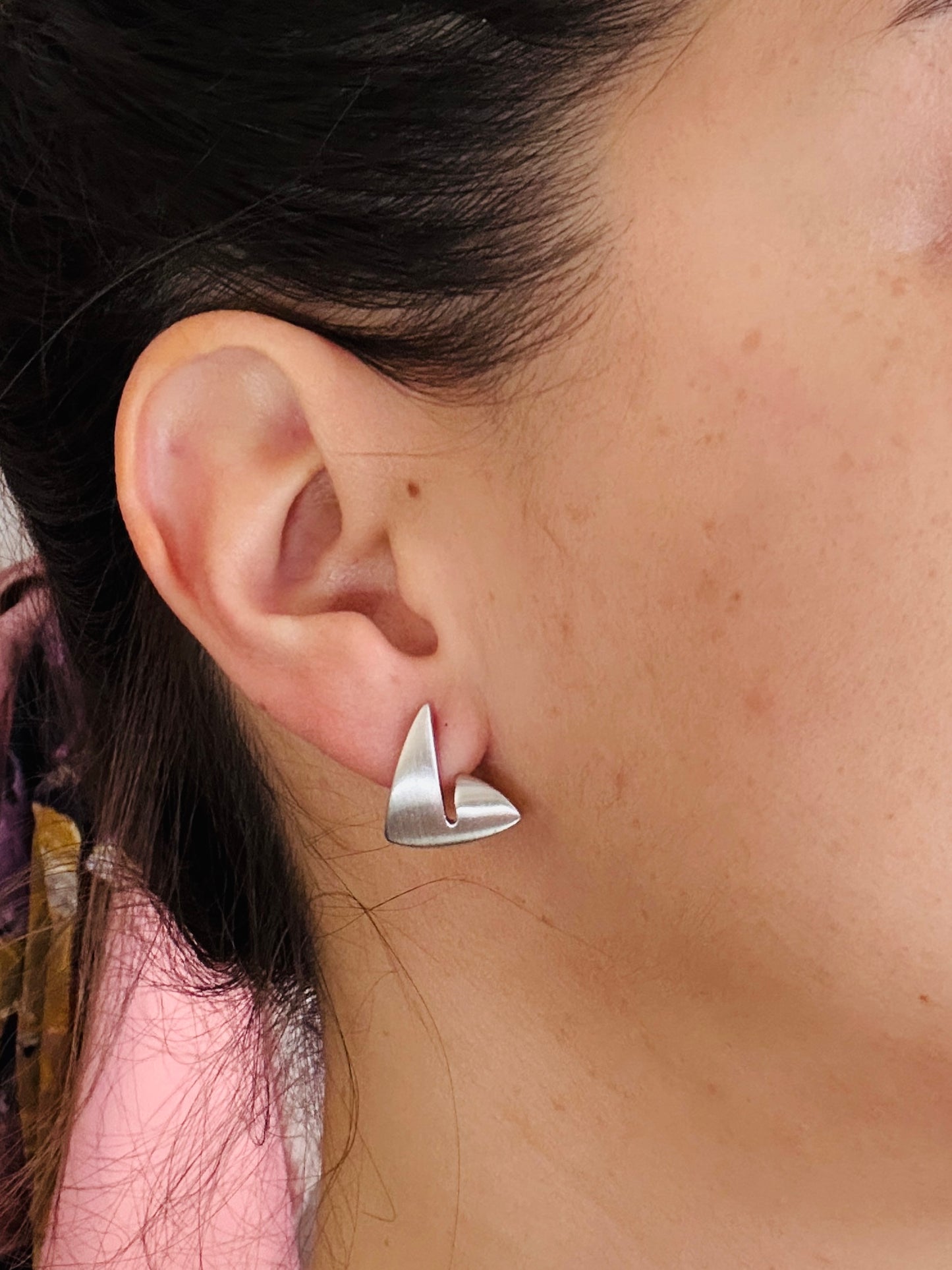 Boucles d’oreilles vintage sculpturales Pierre Lang – argenté satiné