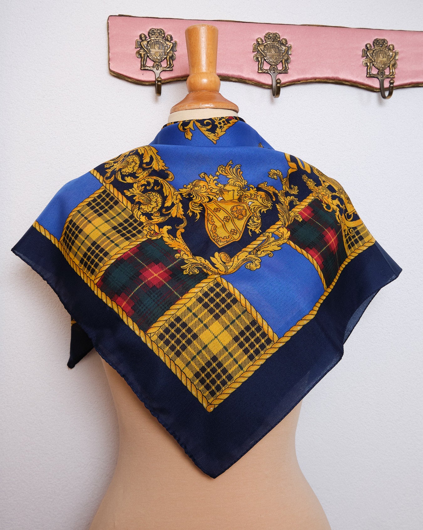 Carré vintage à l’esprit baroque et écossais