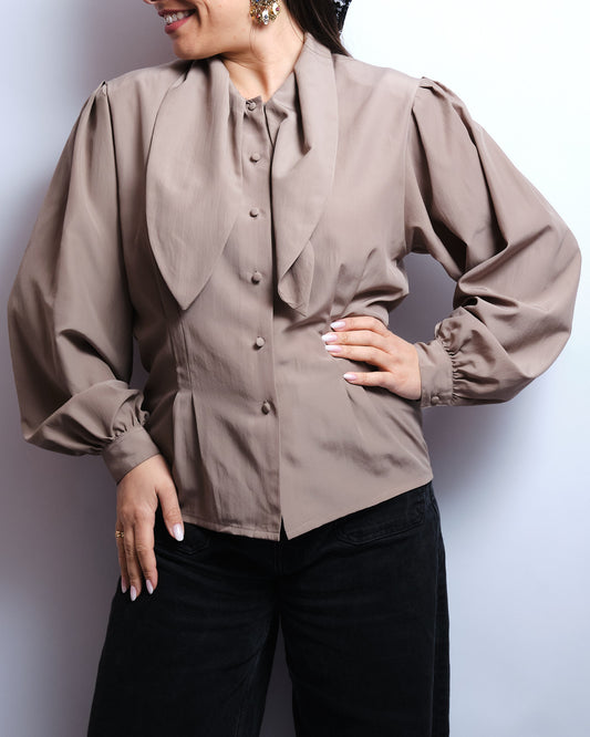 Chemisier vintage H&M – élégance minimaliste et lavallière douce