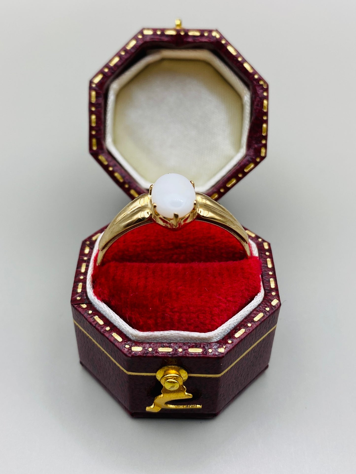 Bague vintage en or 333 (8k) et pierre blanche imitation opale