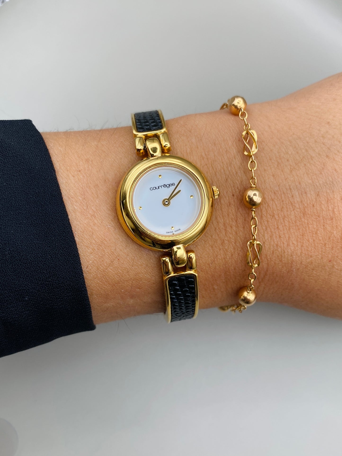 Montre Vintage Courrèges Paris – Swiss Made, dorée et cuir noir