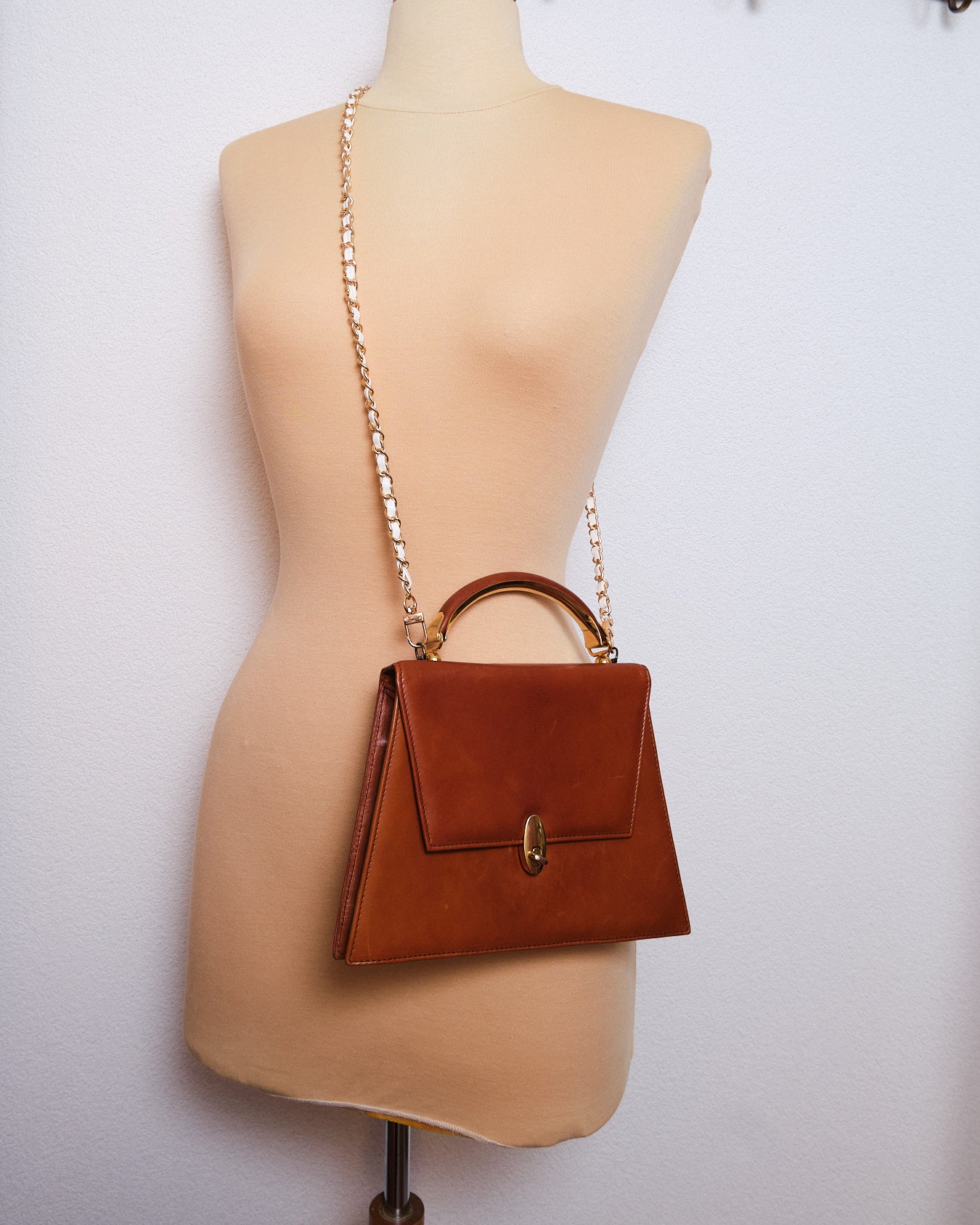 Sac vintage structuré en cuir cognac — années 60/70