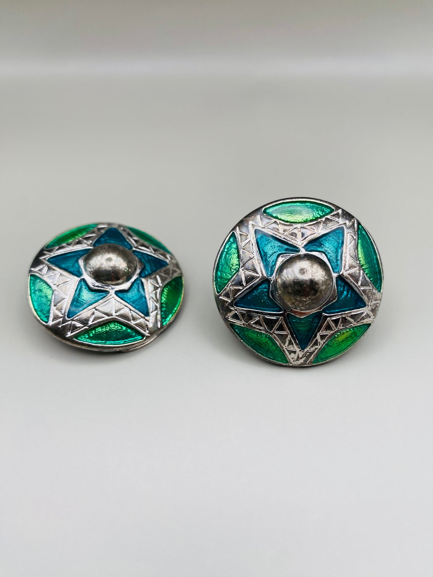 Clips Vintage ronds argentés émaillés vert et bleu étoile