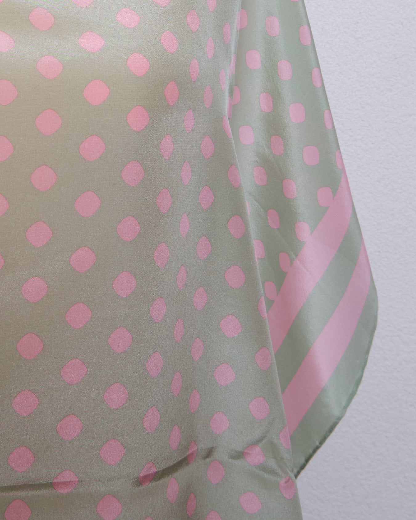 Grand foulard vintage en soie signé David Hayes