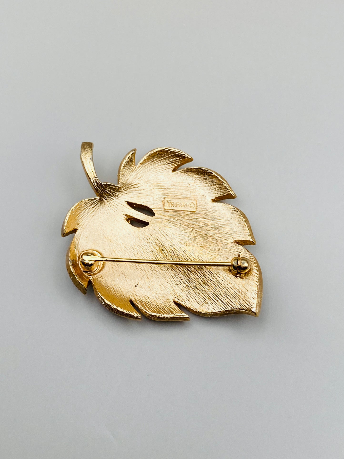Vintage Trifari brooch – Textured gold leaf (new)