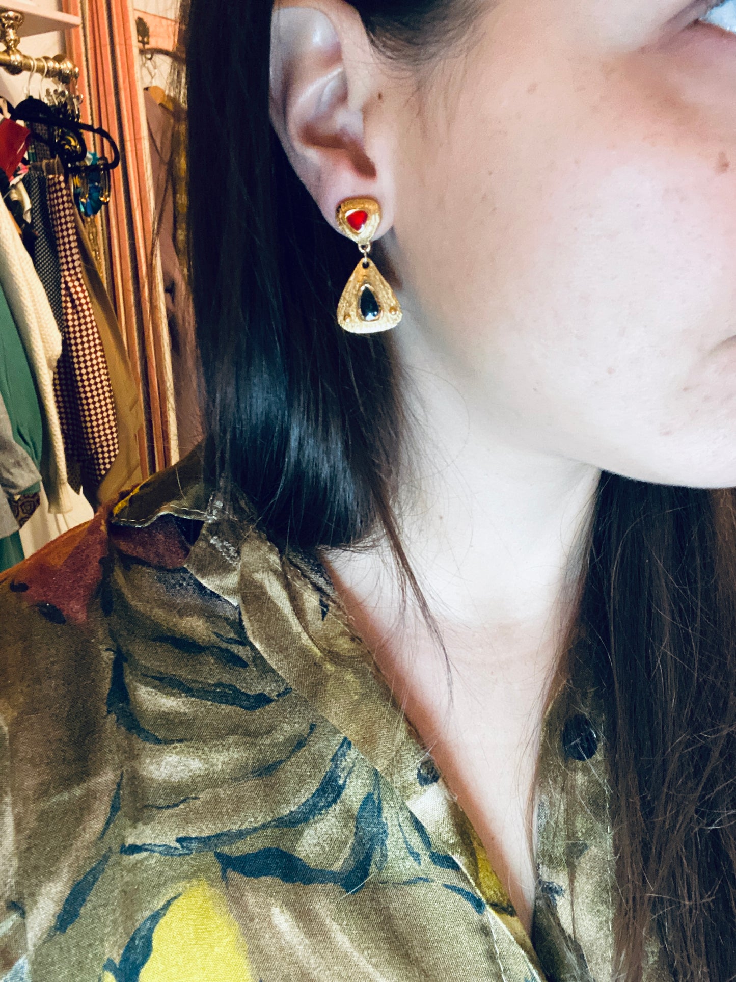 Ensemble vintage Trifari – Collier plastron & boucles d’oreilles, cabochons rouge rubis & vert émeraude (neuf)