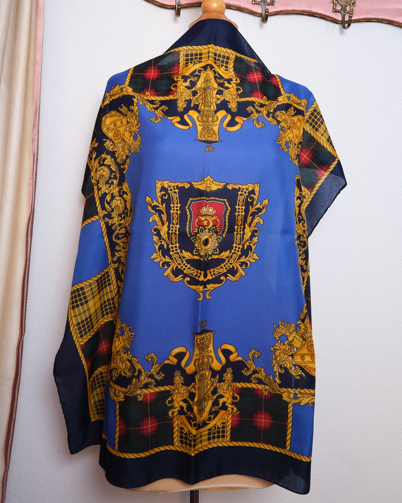 Carré vintage à l’esprit baroque et écossais