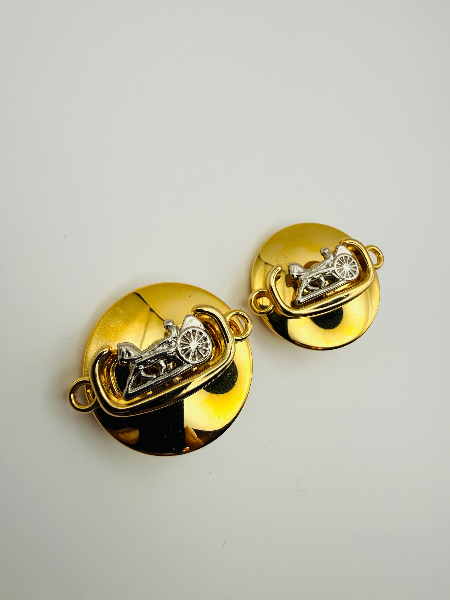 Boucles d’oreilles vintage motif char antique doré et argenté