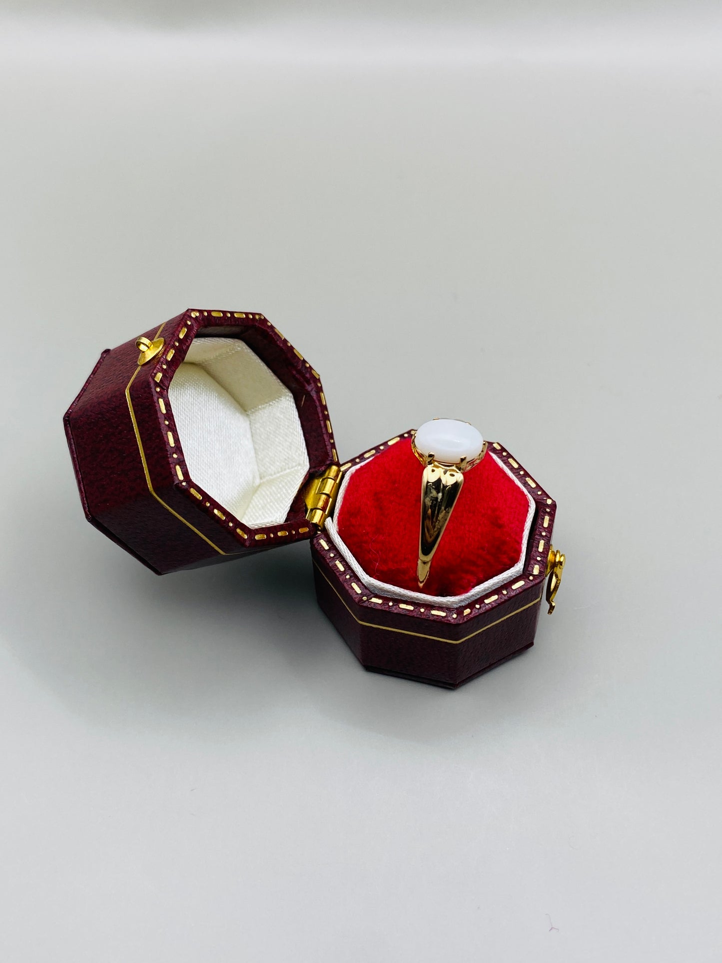 Bague vintage en or 333 (8k) et pierre blanche imitation opale