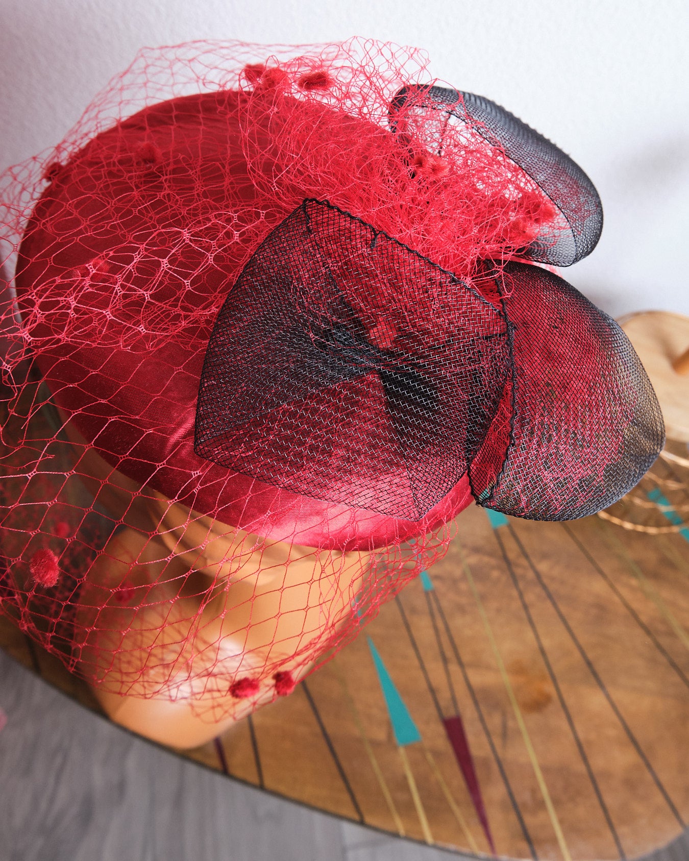 Bibi vintage satiné rouge à voilette