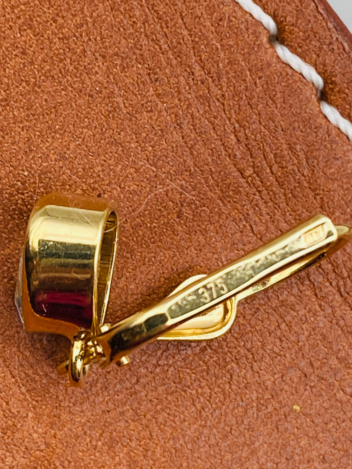 Boucles d’oreilles vintage en or 9 carats et pierre bleue