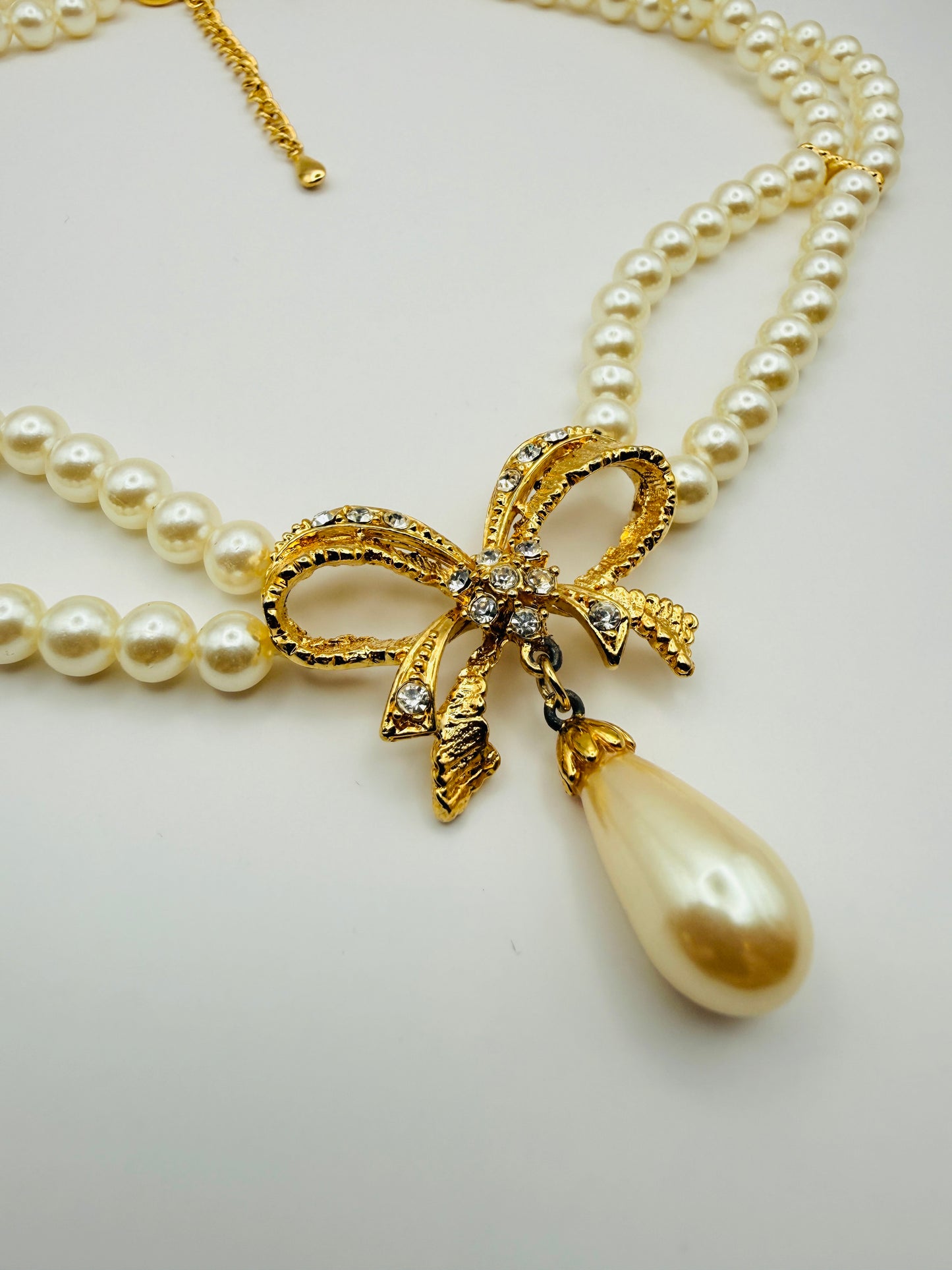 Collier vintage double rang de perles nacrées et nœud strassé