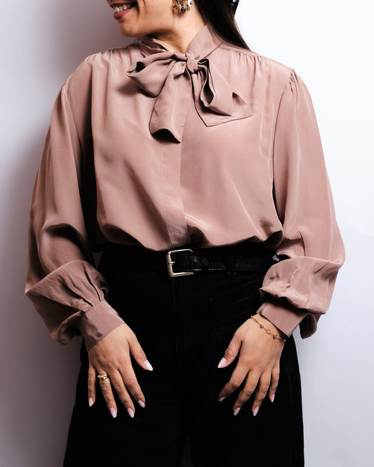 Chemisier vintage en soie 70s– lavallière fluide et allure intemporelle