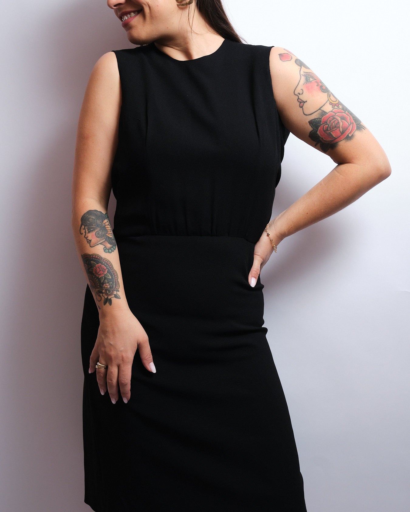 Robe vintage noire en Soie 70s – dos boutonné, pièce artisanale élégante