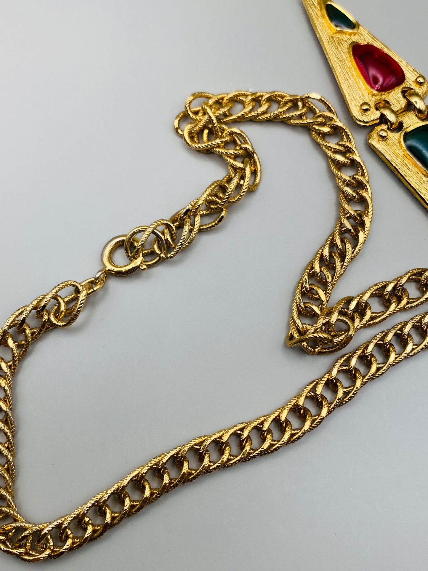 Ensemble vintage Trifari – Collier plastron & boucles d’oreilles, cabochons rouge rubis & vert émeraude (neuf)