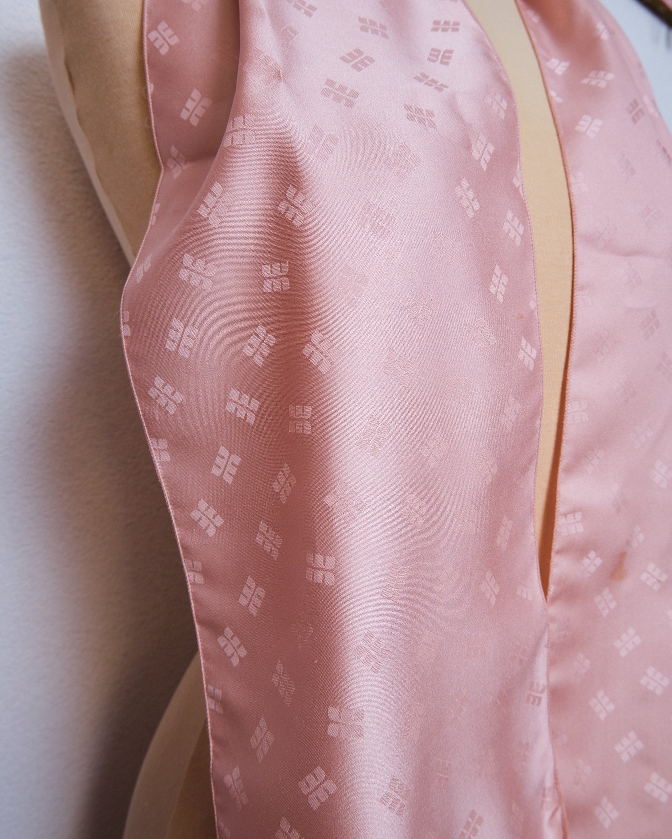 Grand foulard vintage en polyester satiné