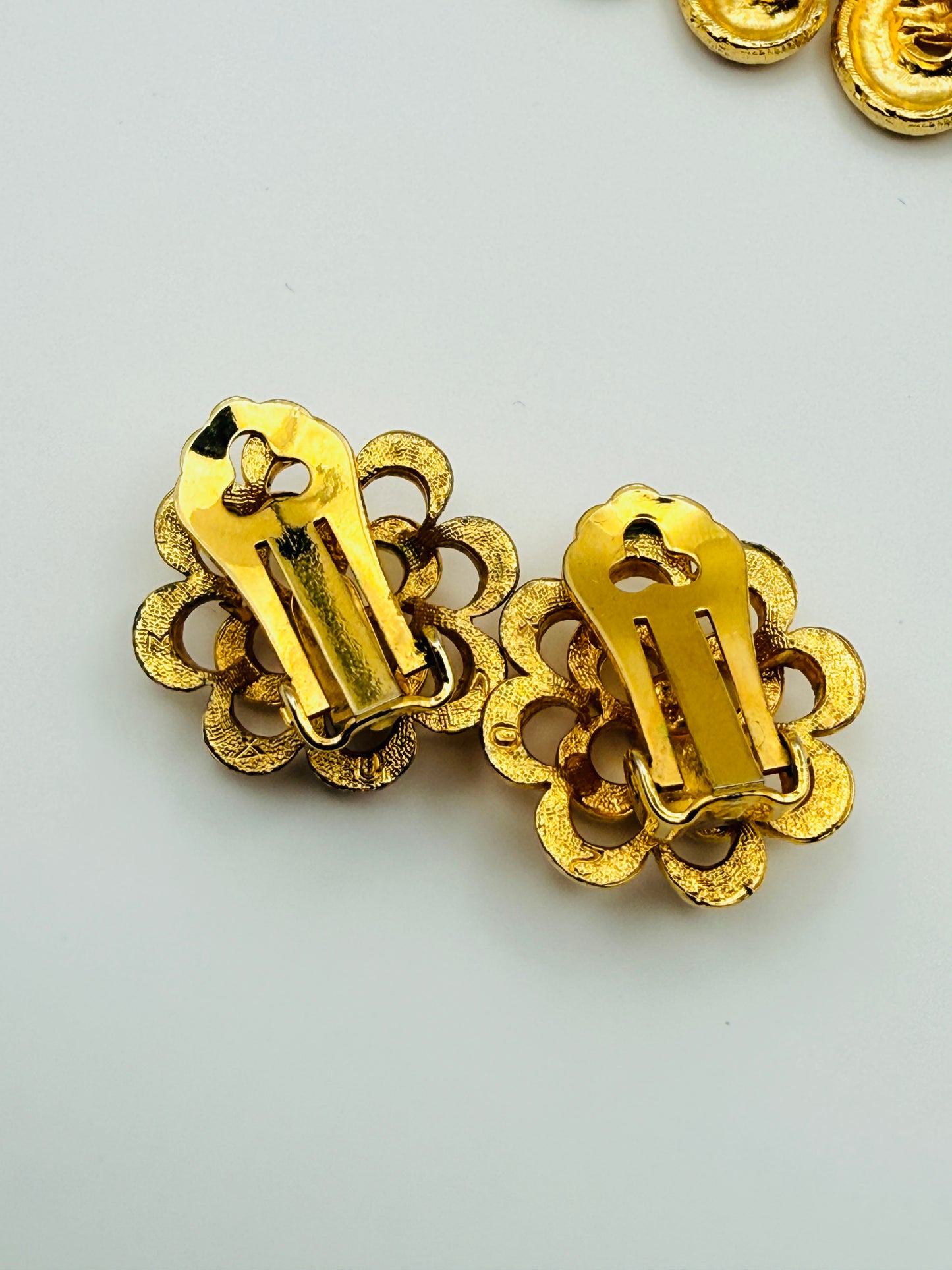 Parure vintage collier et clips dorés texturés