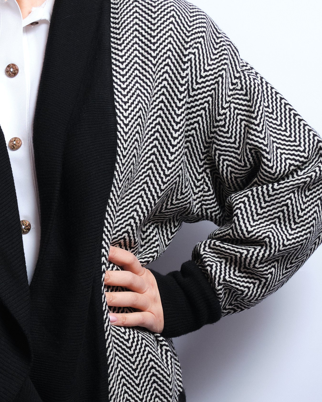 Veste / cardigan vintage fait main – motif graphique noir & blanc 80s